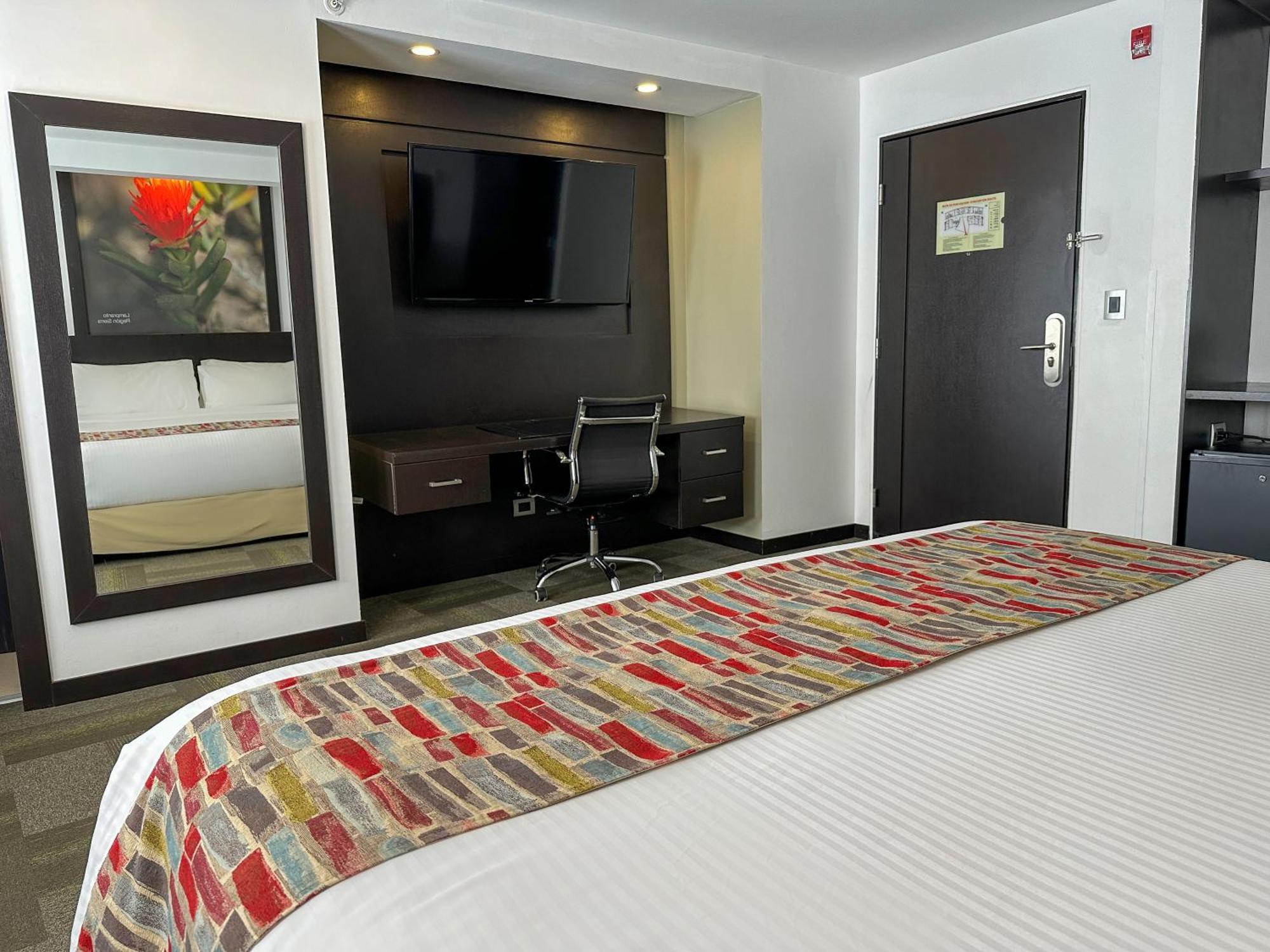 Wyndham Quito Airport Hotell Puembo Exteriör bild A typical room at the hotel