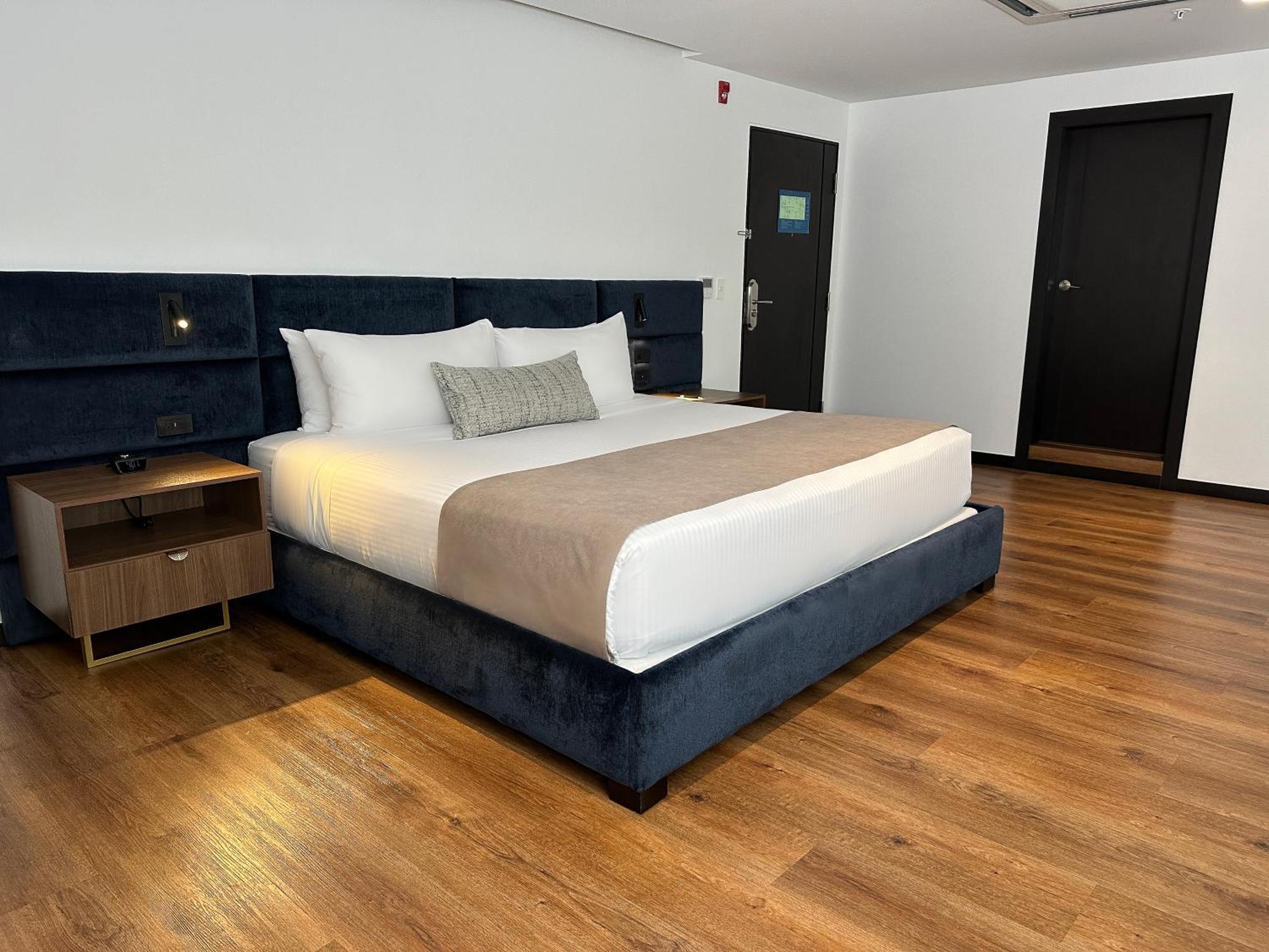 Wyndham Quito Airport Hotell Puembo Exteriör bild A bedroom at the hotel