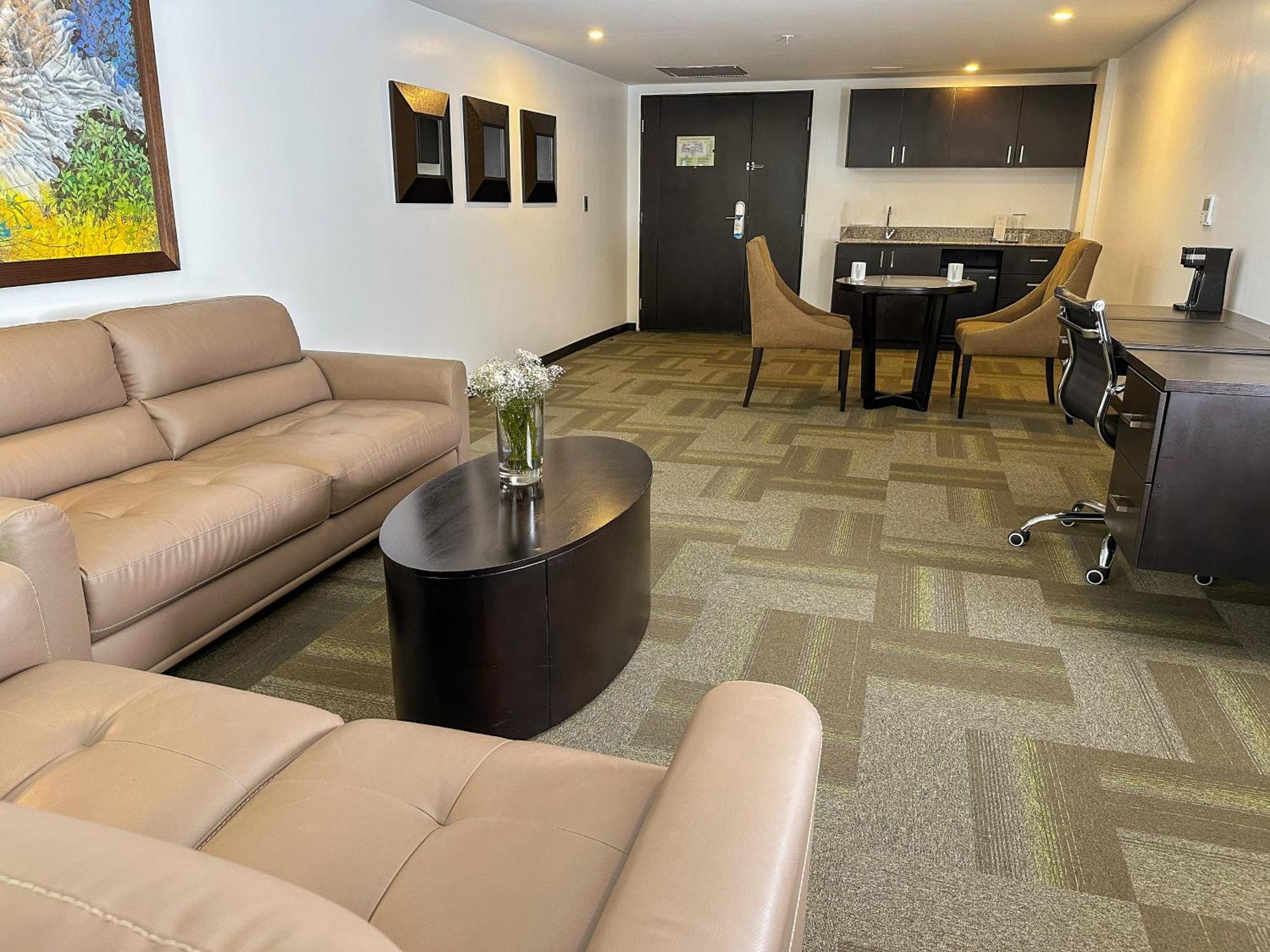 Wyndham Quito Airport Hotell Puembo Exteriör bild A typical office at the business center