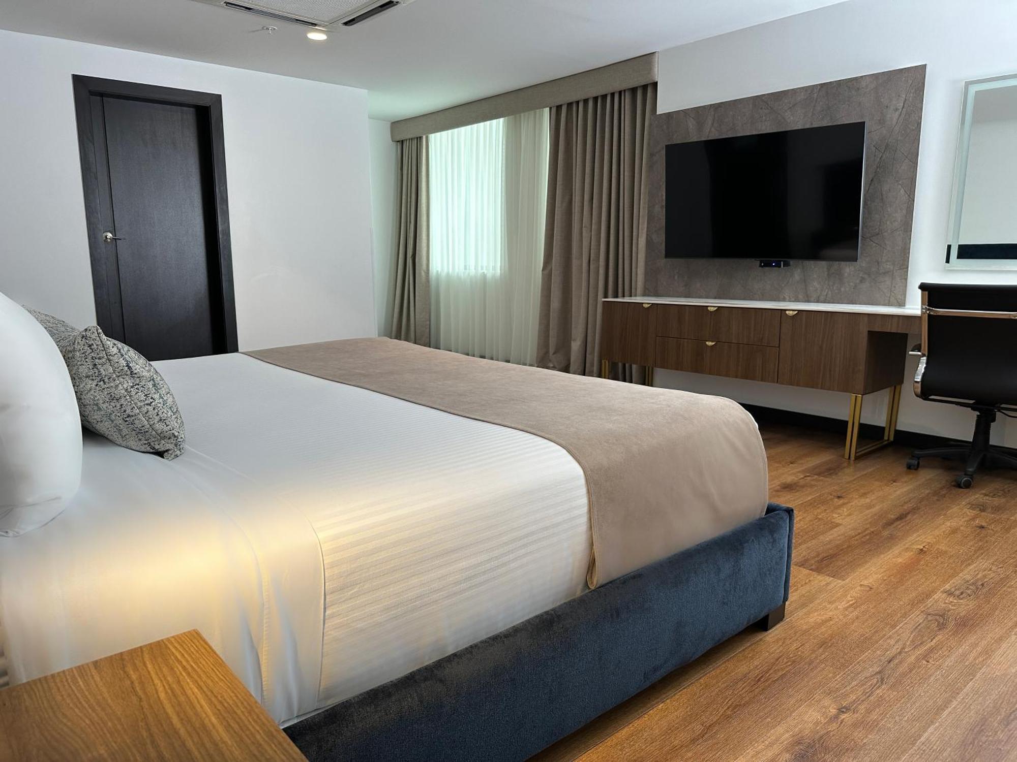 Wyndham Quito Airport Hotell Puembo Exteriör bild A bedroom at the hotel