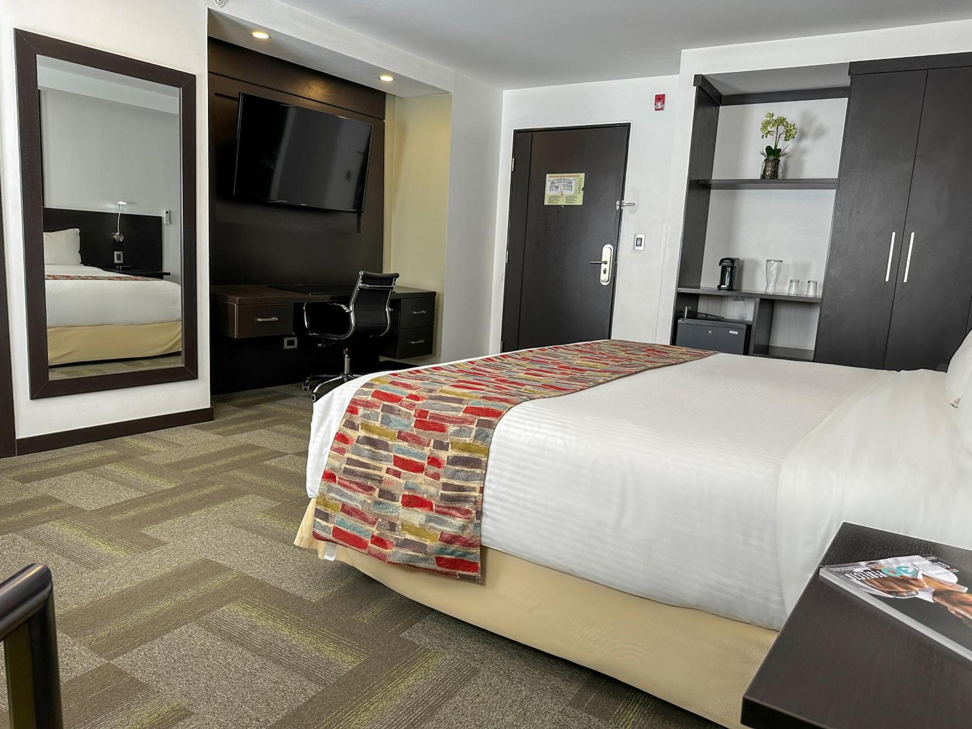 Wyndham Quito Airport Hotell Puembo Exteriör bild A typical room at the hotel