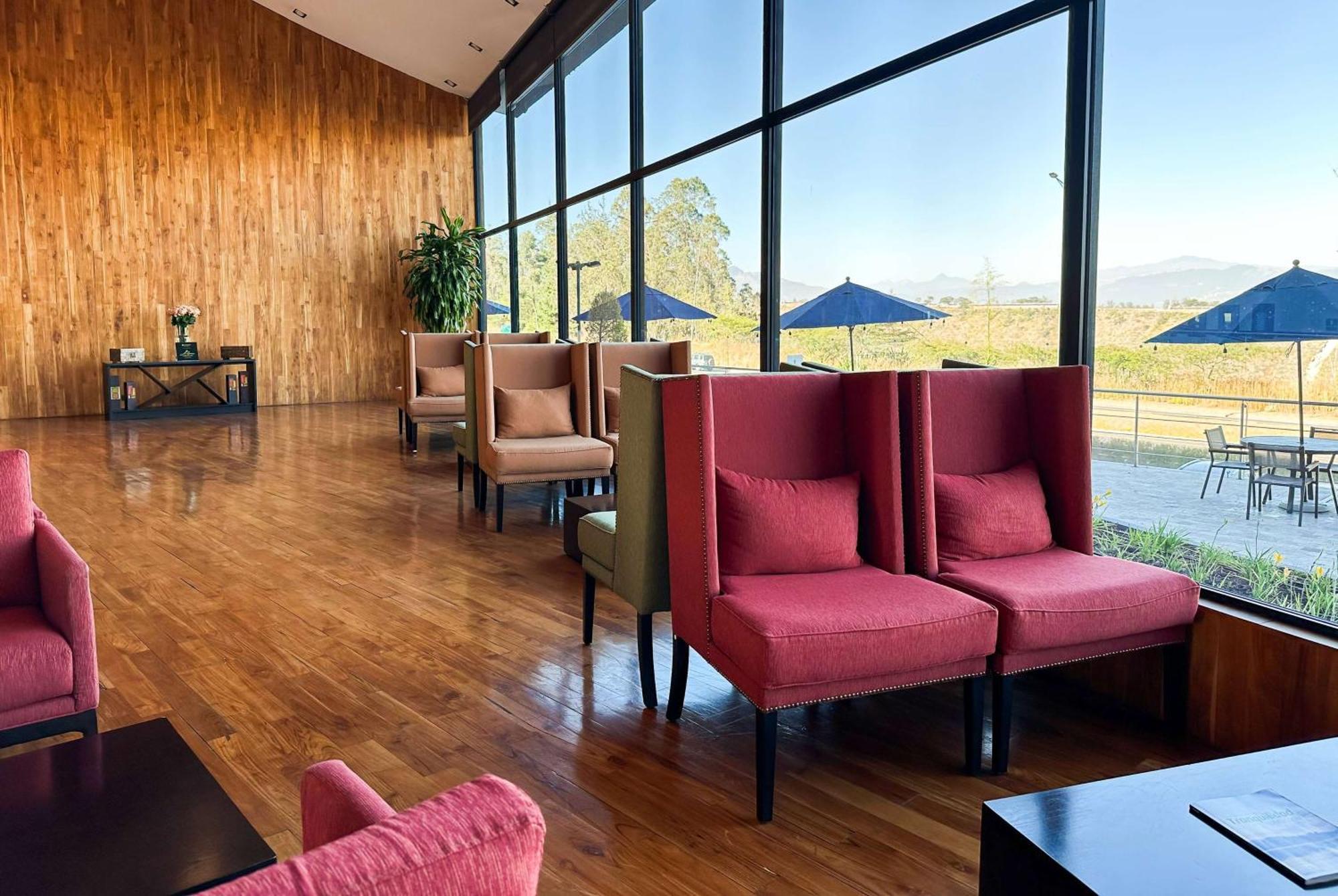 Wyndham Quito Airport Hotell Puembo Exteriör bild The interior of the airport's VIP lounge