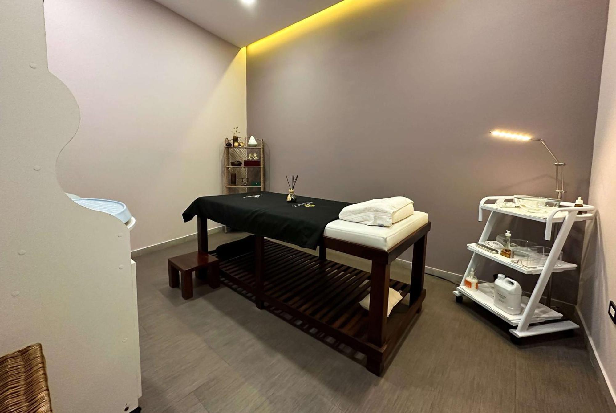 Wyndham Quito Airport Hotell Puembo Exteriör bild A massage table