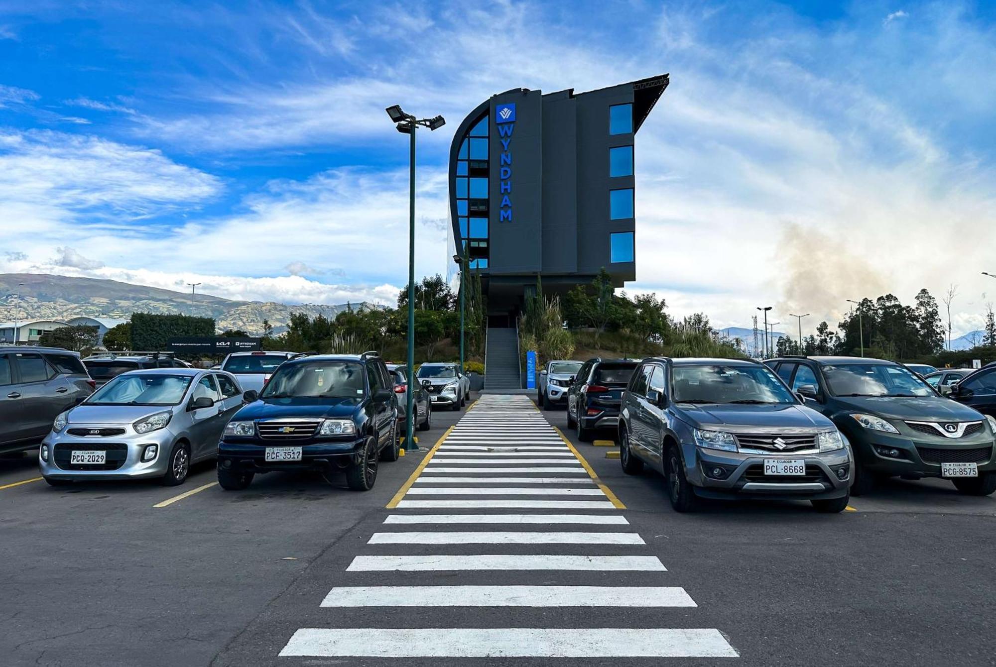 Wyndham Quito Airport Hotell Puembo Exteriör bild The new terminal