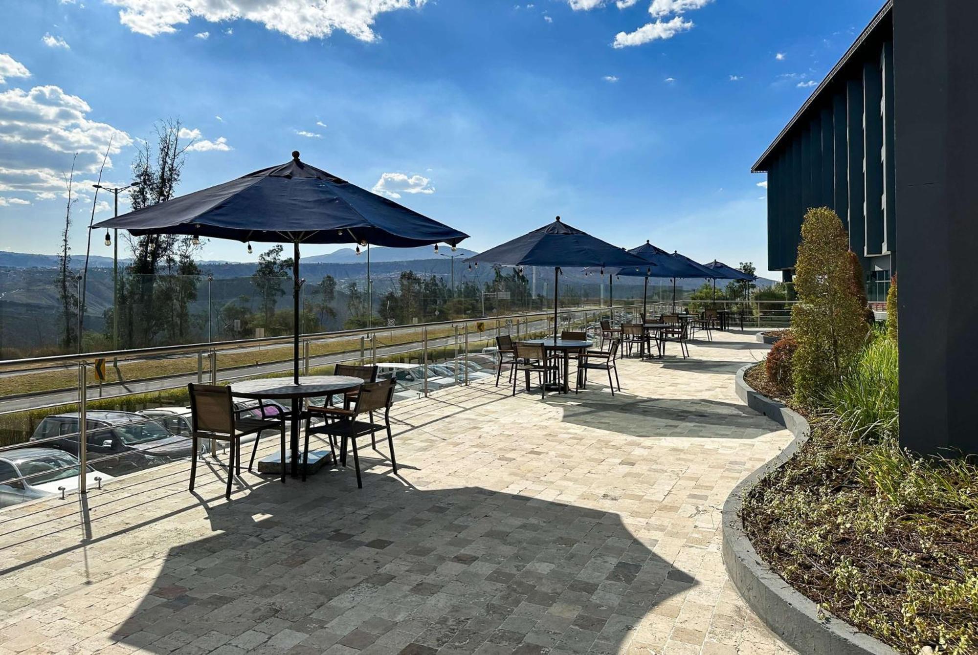 Wyndham Quito Airport Hotell Puembo Exteriör bild The patio at the new library