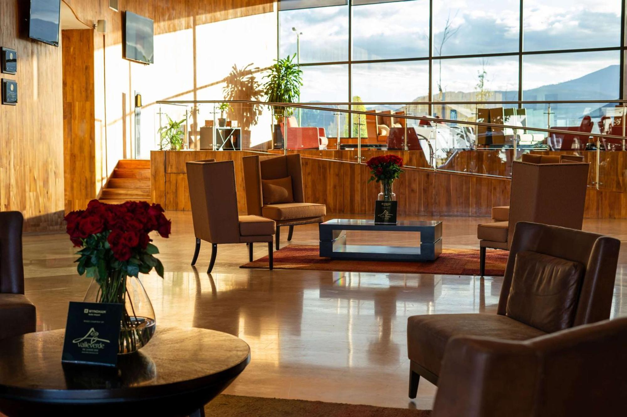 Wyndham Quito Airport Hotell Puembo Exteriör bild The lobby of the hotel