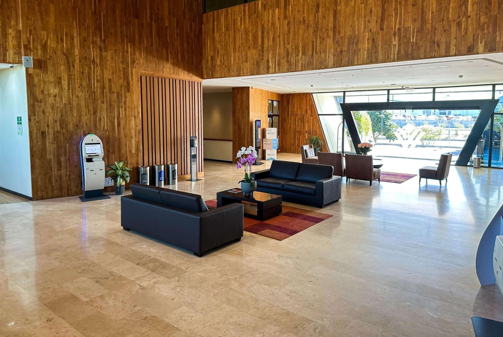 Wyndham Quito Airport Hotell Puembo Exteriör bild Lobby