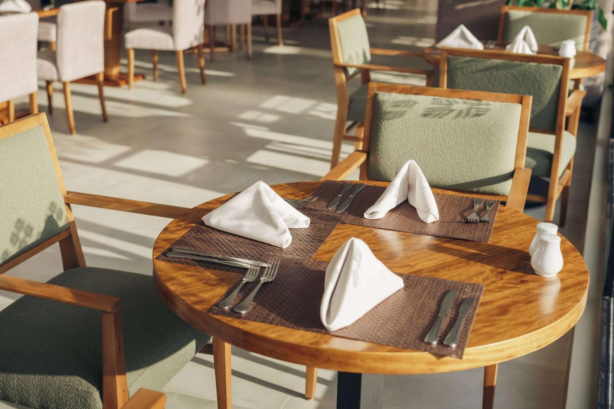Wyndham Quito Airport Hotell Puembo Exteriör bild A place setting