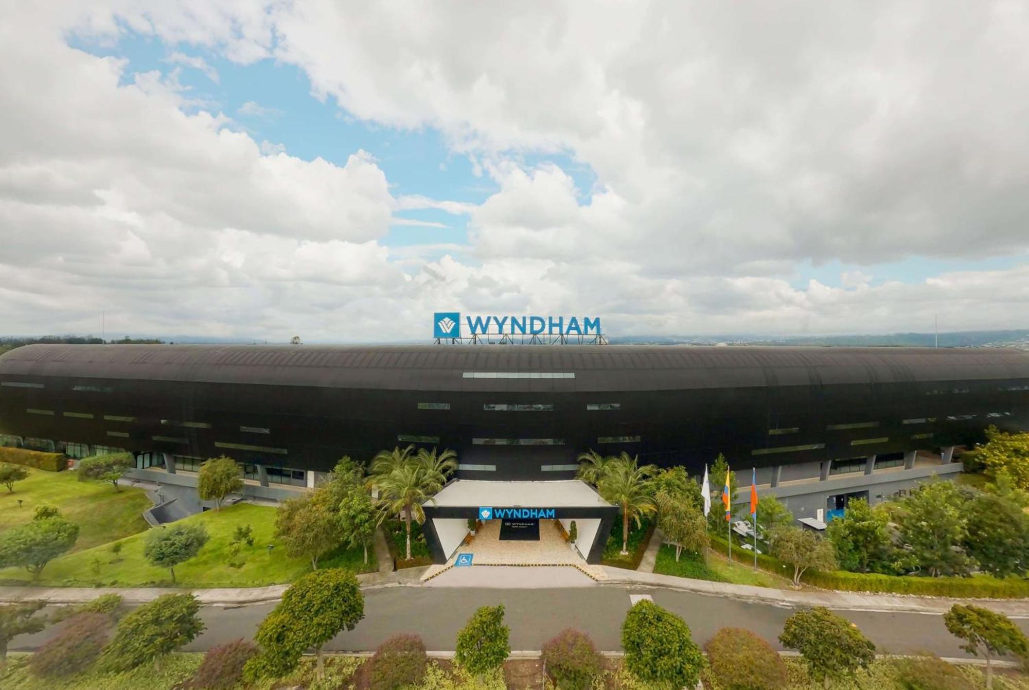 Wyndham Quito Airport Hotell Puembo Exteriör bild Wynnum campus